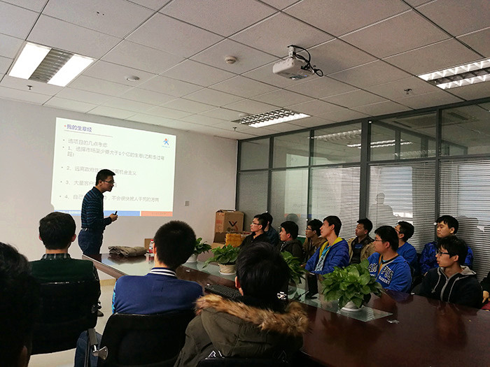 有人古總向同學們講自己創業走過的生意經