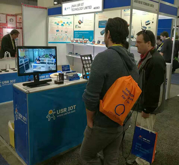 客戶在認真的看有人宣傳片 客戶在認真的看有人宣傳片